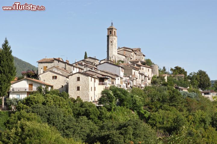 Immagine Arroccato sul fianco del Monte Lacerone Il borgo di Greccio, nel reatino, è il luogo dove San Francesco inventò il presepe - © flaviano fabrizi / Shutterstock.com