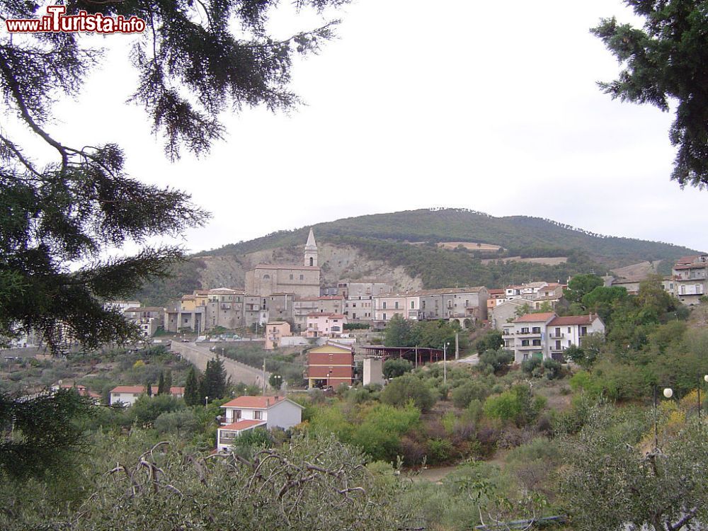 Immagine Il borgo di Guardialfiera in Molise da il nome al vicino lago artificiale - © Microtubules, CC BY-SA 3.0, Wikipedia