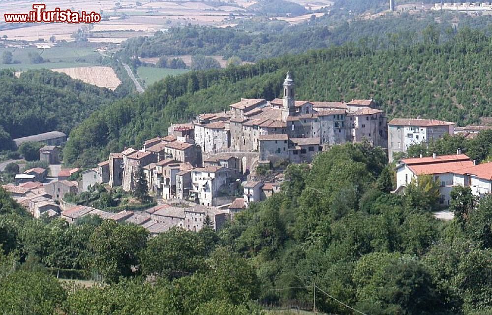 Immagine Il borgo di Latera domina i paesaggi del Lago di Bolsena e quello di Mezzano  - © Marco Lodovichi -  CC BY-SA 2.0, Wikipedia