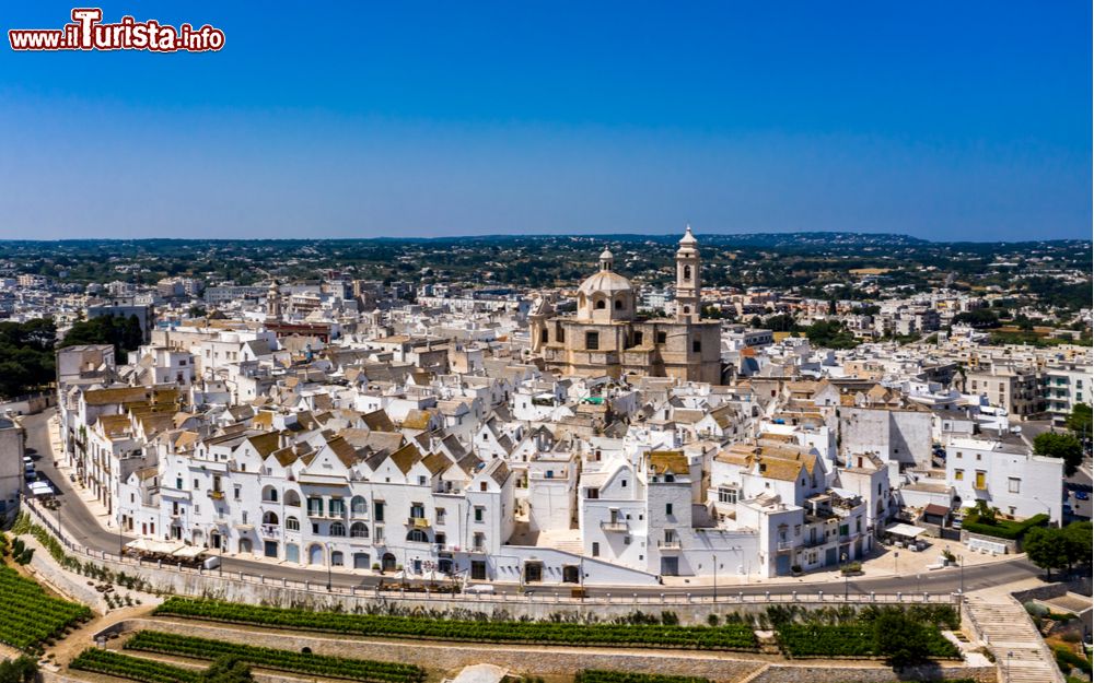 Immagine Il borgo di Locorotondo in Puglia con la chiesa di San Giorgio Martire, siamo in Puglia, Valle d'Itria