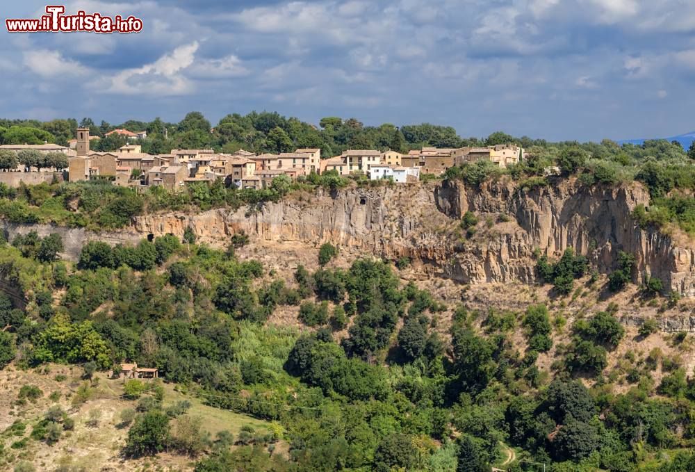 Immagine Il borgo di Lubriano nel Lazio vicino al Lago di Bolsena: Da notare le erosioni calanchive che caratterizzano il paesaggio della zona