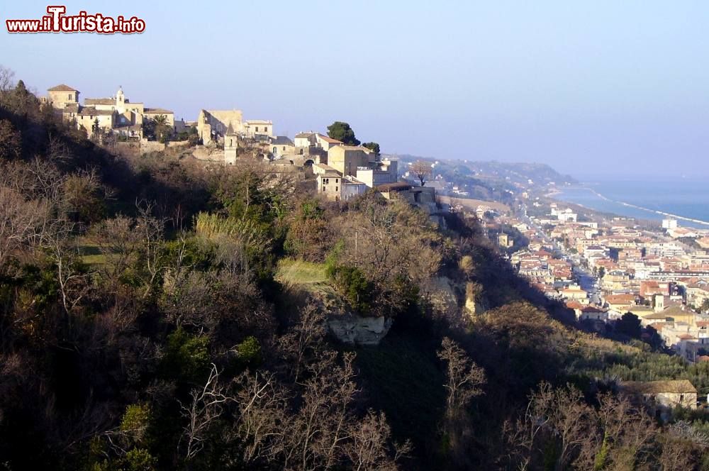 Immagine Il borgo di Marano sopra Cupra Marittima nelle Marche Di Erinaceus - Opera propria, CC BY-SA 3.0, Collegamento