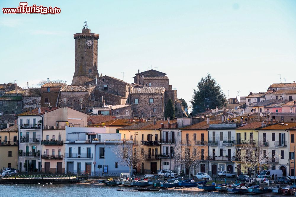 Immagine Il borgo di Marta sul Lago di Bolsena nel Lazio. Si trova sul versante meridionale del lago, non lontano da Capodimonte