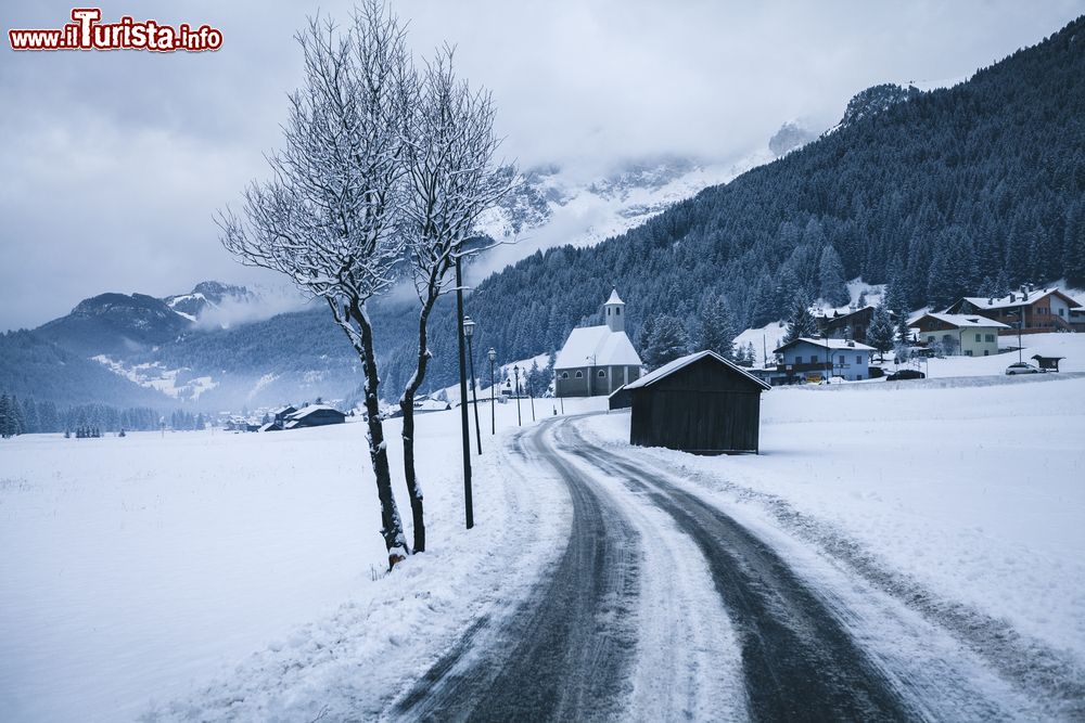 Immagine Il borgo di Mazzin, Val di Fassa, in inverno con la neve. E' il Comun più piccolo della Val di Fassa e comprende anche le frazioni di Campestrin e Fontanazzo.