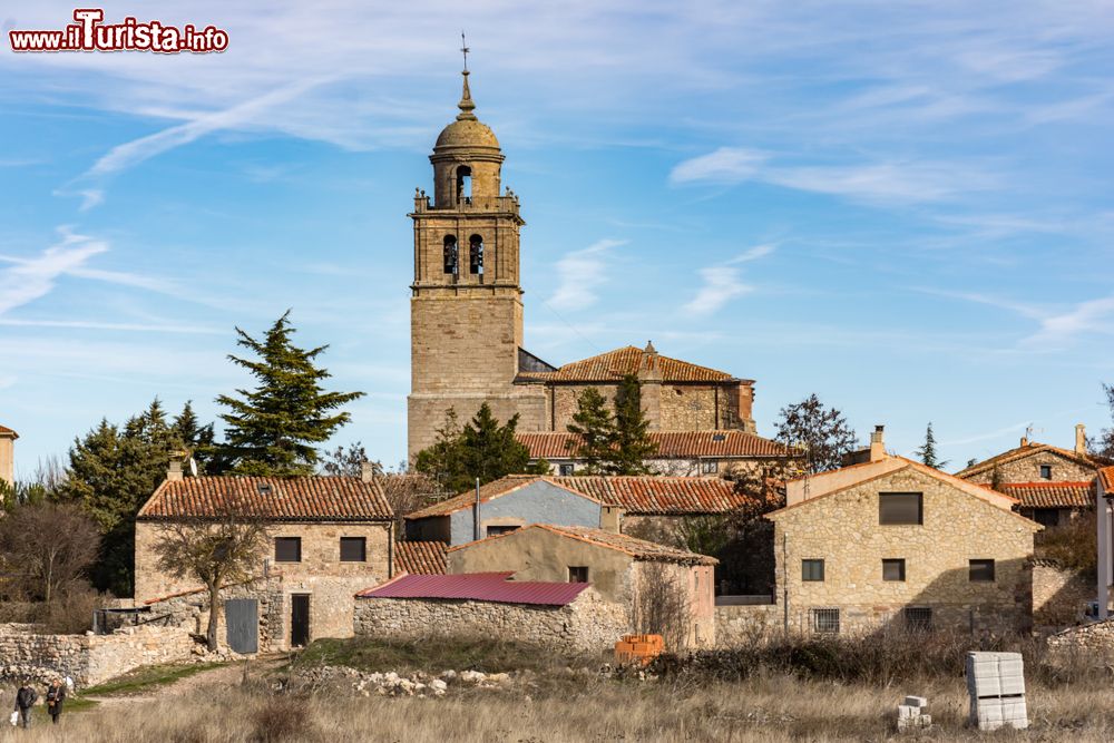 Immagine Il borgo di Medinaceli con la Collegiata, provincia di Soria, Spagna. In stile tardo gotico, la Collegiata venne costruita nel XVI° secolo sulla chiesa romanica di Santa Maria Maggiore.
