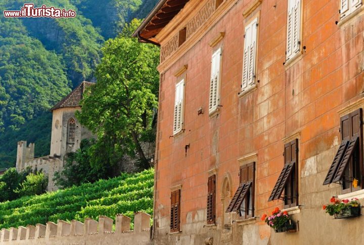 Immagine Il borgo di Mezzolombardo e il Castello della Torre, una delle fortezze del Trentino - © www.pianarotaliana.it