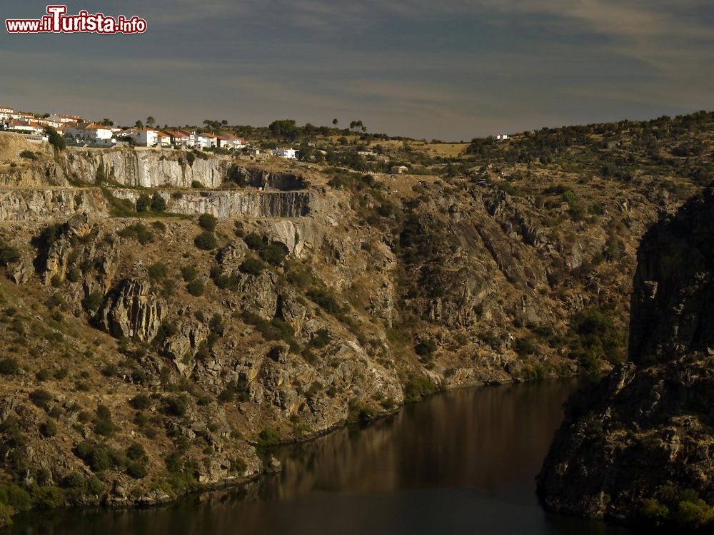 Immagine Il borgo di Miranda do Douro visto dal fume Douro, Portogallo, all'imbrunire.