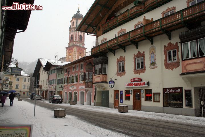Immagine Il borgo di Mittenwald, Germania, in versione invernale dopo una nevicata - © elvisvaughn / Shutterstock.com