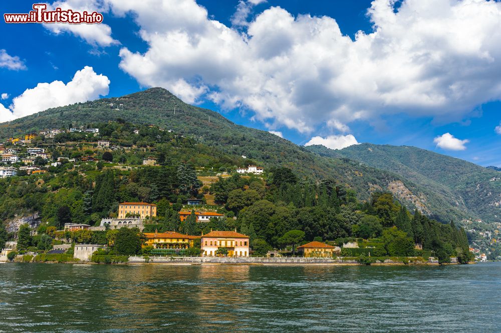 Immagine Il borgo di Moltrasio in provincia di Como, Lombardia. La nascita del paese risale attorno al 1292 d.C. in epoca medievale.