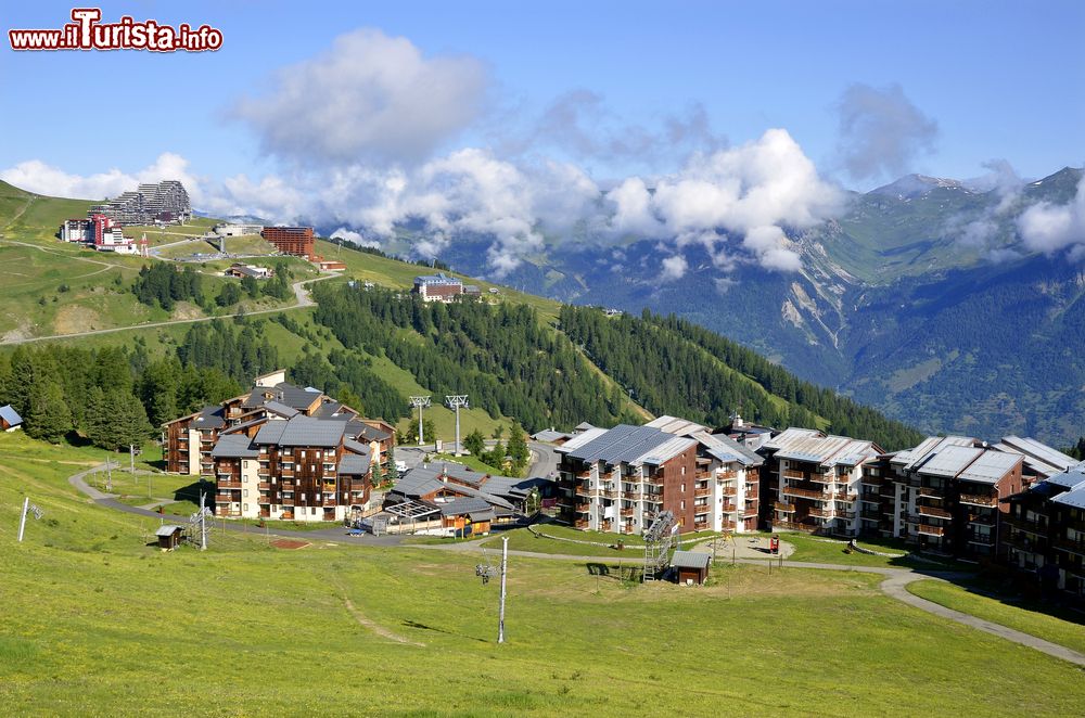 Immagine Il borgo di montagna di La Plagne in estate: siamo nelle Alpi francesi, valle della Tarentaise, dipartimento della Savoia.