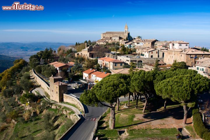 Immagine Il borgo di montalcino in Toscana, il dolce paesaggio collinare famoso per la produzione di un ottimo vino rosso