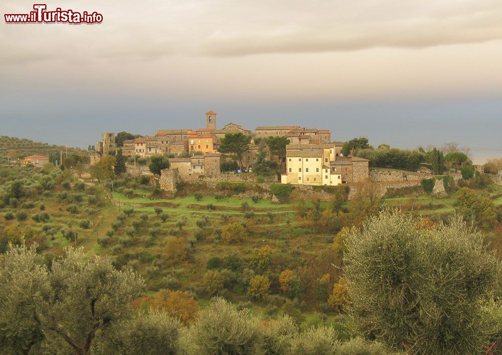 Immagine Il borgo di Montecolognola sul Lago di Trasimeno in Umbria. E' una delle frazioni di Magione, sulle rive orientali del lago - © Demeester - CC BY-SA 3.0, Wikipedia