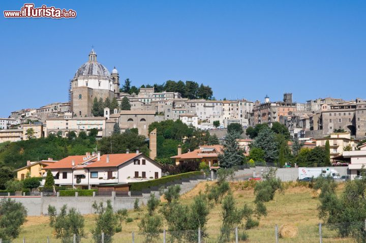 Immagine Il borgo di Montefiascone si erge sulle colline che dominano il Lago di Bolsena nel Lazio - © Mi.Ti. / Shutterstock.com