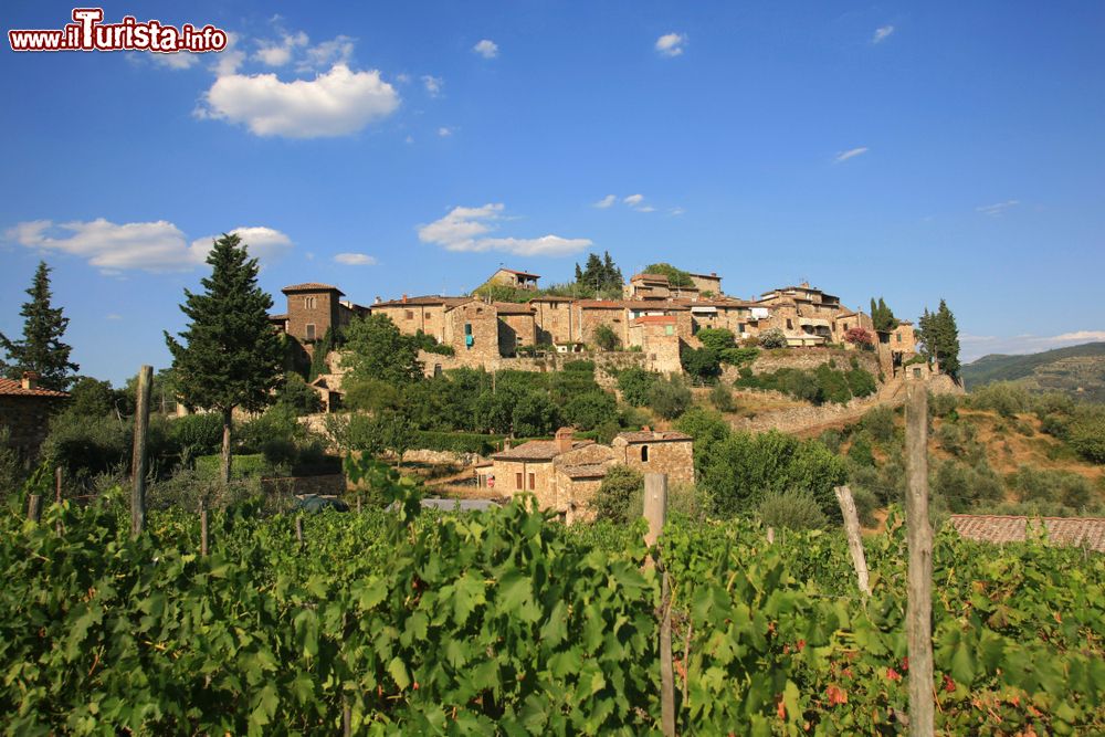 Immagine Il borgo di Montefioralle in Toscana, sulle colline del Chianti. Immerso in un paesaggio da sogno si trova uno dei borghi più belli d'Italia.