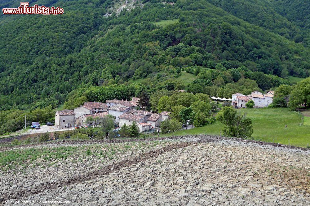 Immagine Il borgo di Montemonaco Altino si trova nel Parco Nazionale dei Monti Sibillini a un'altitudine di 1000 metri sul livello del mare, Marche - © trotalo / Shutterstock.com