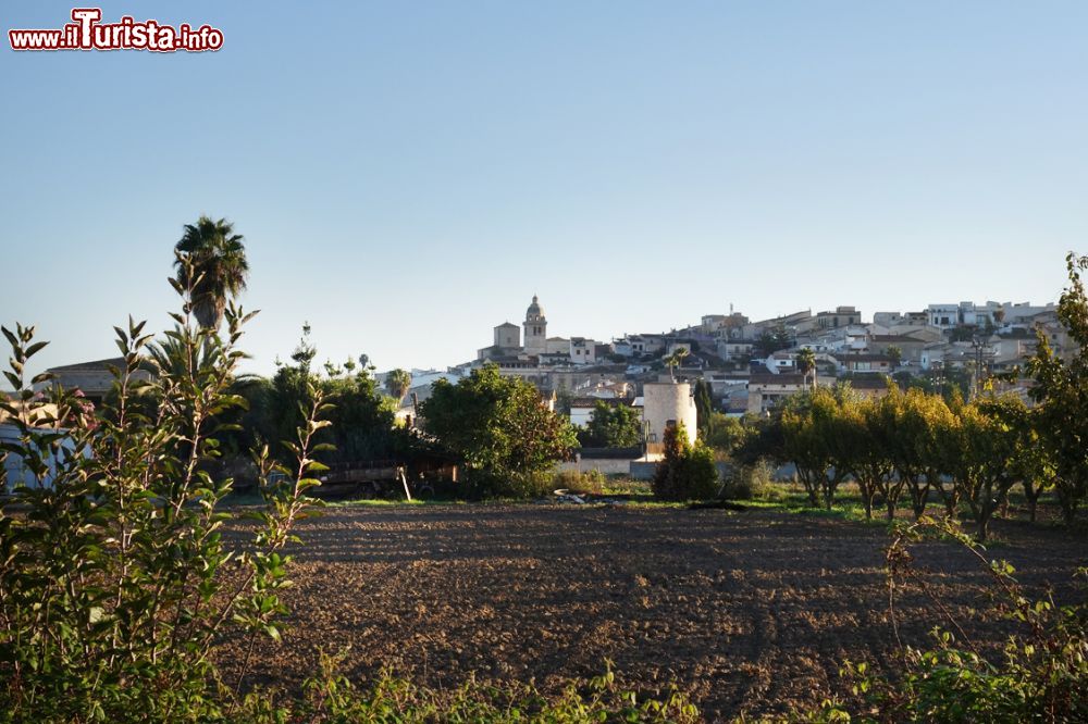 Immagine Il borgo di Montiuri a Maiorca, isole Baleari, Spagna. Una graziosa veduta panoramica della piccola cittadina sull'isola di Maiorca.