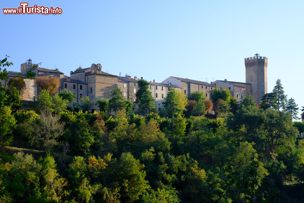 Immagine Il borgo di Moresco con la torre ettagonale, provincia di Fermo, Marche. Il villaggio sorge sulla sommità di un colle che s'innalza per poco più di 400 metri.