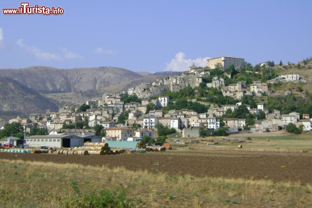 Immagine Il borgo di Navelli in Abruzzo, Provincia de L'Aquila - © Zitumassin - Wikipedia