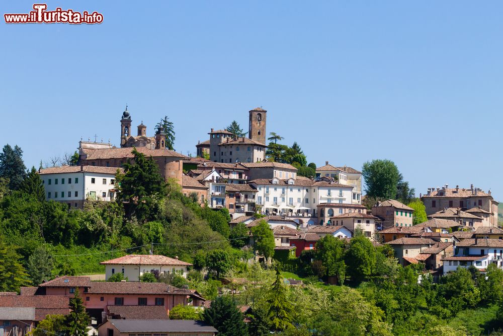 Immagine Il borgo di Neive in Piemonte, sulle colline delle Langhe.