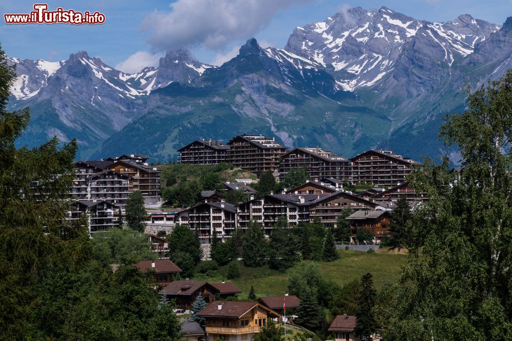 Immagine Il borgo di Nendaz, cantone del Vallese, Svizzera. Questo Comune è formato da 18 villaggi con case, granai e fienili tradizionali.