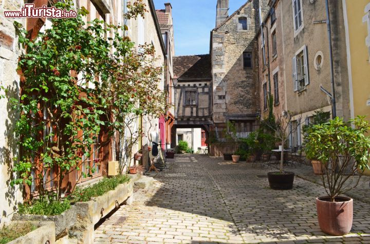 Immagine Il borgo di Noyers-Sur-Serein si trova in Borgogna (Francia) - © Skorik Ekaterina / Shutterstock.com