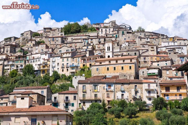 Immagine Il borgo di Padula in Campania: fa parte del complesso del Vallo di Diano ed è celebre per la presenza della grande Certosa, un dei patrimoni UNESCO del Bel Paese