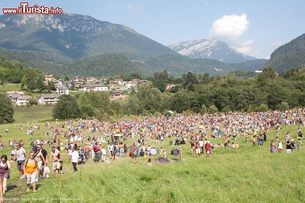 Immagine Il borgo di pieve Tesino e la folla ad un concerto estivo nelle sue valli - © Balic Dalibor / Shutterstock.com