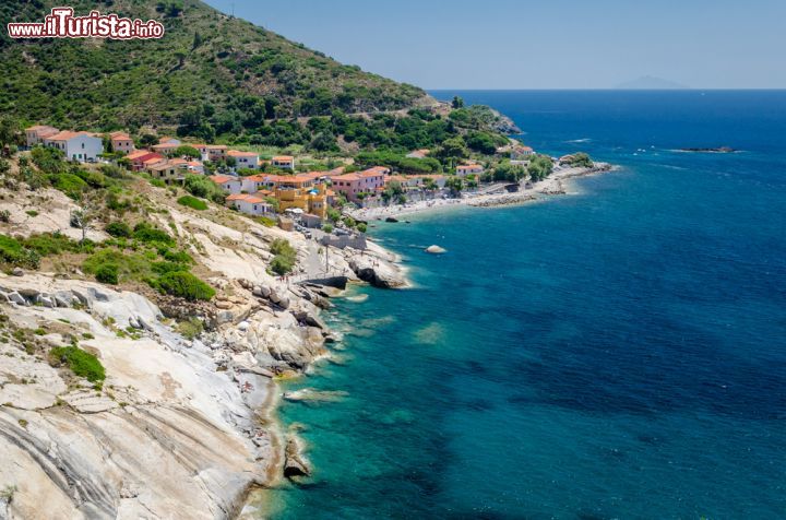 Immagine Il borgo di Pomonte, Isola d'Elba, e il mare limpido della Toscana - © Marco Saracco / Shutterstock.com