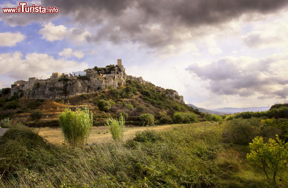 Immagine Il borgo di Posada e le rovine del castello, Nuoro, Sardegna. Inserito nel club dei villaggi più belli d'Italia, questo paesino di 3 mila anime è uno dei luoghi più suggestivi dell'isola per storia, cultura e paesaggi.