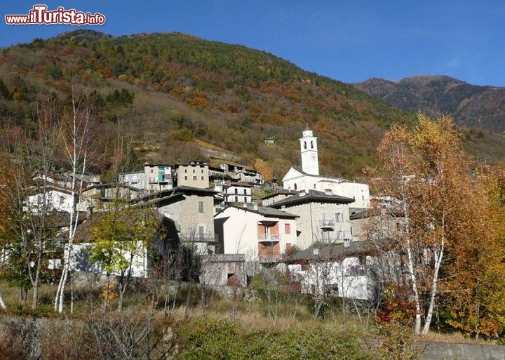 Immagine Il borgo di Postalesio tra le montagne della Valtellina - © www.valtellinaok.com