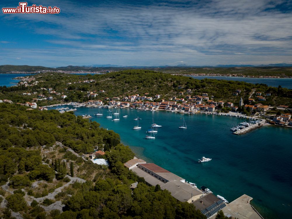 Immagine Il borgo di Prvic Luka fotografato dal drone, Croazia. Assieme a Seporine, è uno dei due insediamenti presenti sull'isola di Prvic.