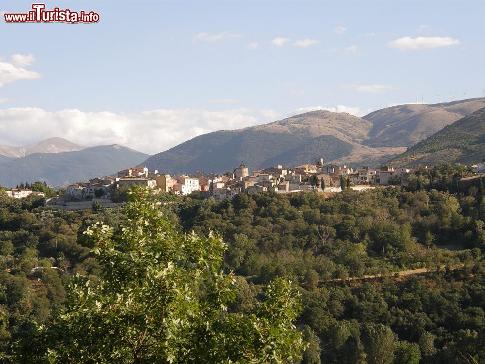 Immagine Il borgo di Raiano tra le montagne dell'Abruzzo - © Ra Boe - CC BY-SA 3.0 de - Wikipedia