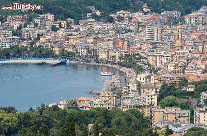 Immagine Panoramica di Rapallo: perla del Tigullio - Rapallo, nota località marinara ligure, occupa la zona occidentale del Golfo del Tigullio, uno dei territori più amati dai turisti nell'intera regione. Qui, l'estate è sacra e, a disposizione dei numerosi visitatori, vi sono stazioni balneari, hotel e ristoranti, adatti a soddisfare le più varie tipologie di clientela. - © Antonio S / Shutterstock.com
