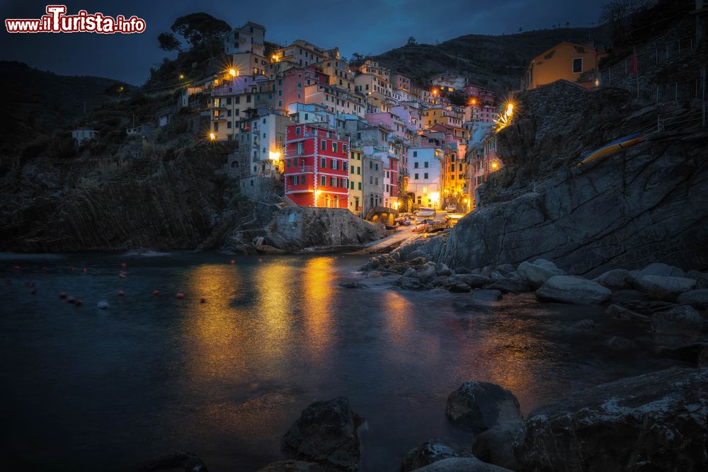 Immagine Il borgo di Riomaggiore by night, La Spezia, Liguria. E' il Comune più orientale e meridionale delle Cinque Terre.
