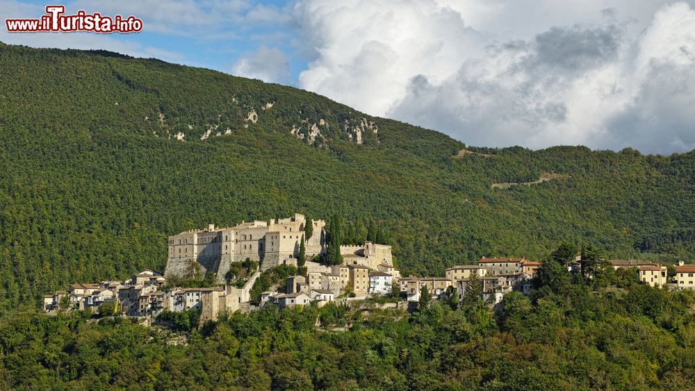 Immagine Il borgo di Rocca Sinibalda e il suo castello nel Lazio
