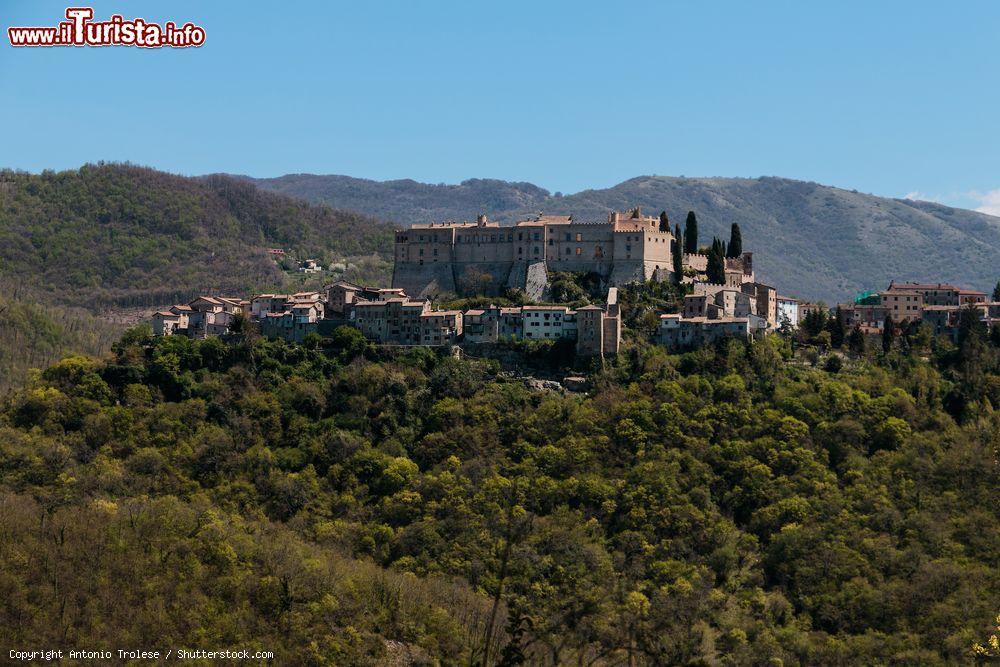 Immagine Il borgo di Rocca Sinibalda in provincia di Rieti - © Antonio Trolese / Shutterstock.com