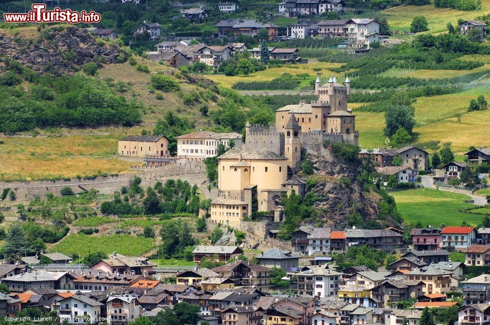 Immagine Il borgo di Saint-Pierre dominato dal compleso del Castello e la Chiesa Parrocchiale in Valle d'Aosta - © LianeM / Shutterstock.com