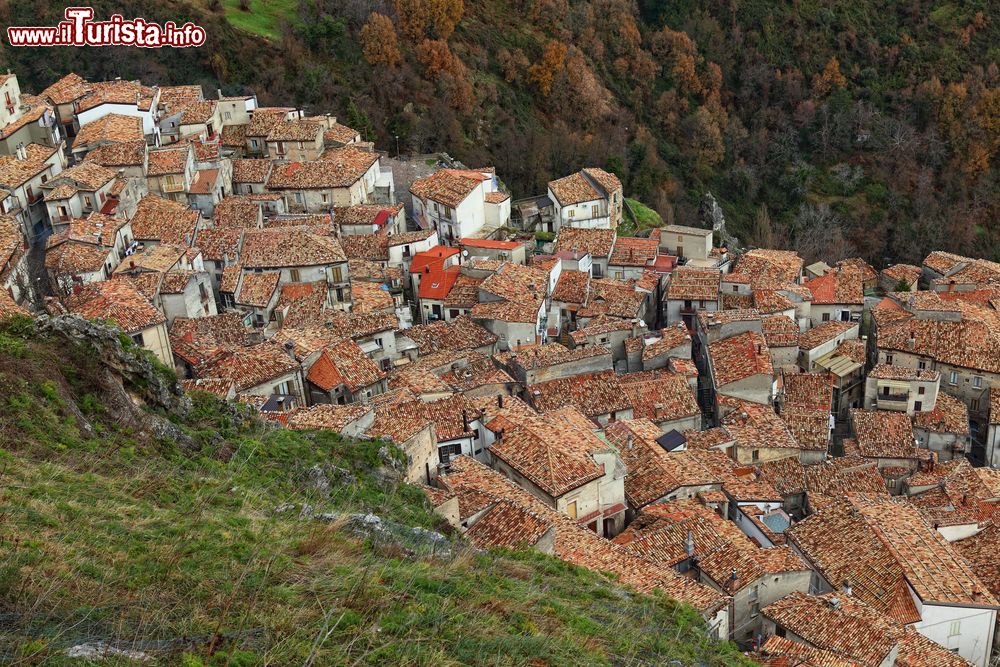 Immagine Il borgo di San Donato di Ninea in Calabria. Si trova tra i monti di Orsomarso, la catena costiera nel nord-ovest della penisola calabra