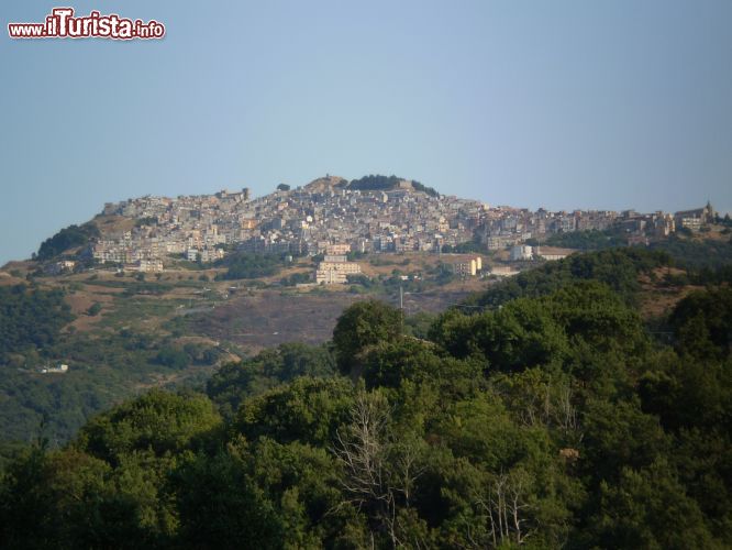 Immagine Il Borgo di San Mauro Castelverde in Sicilia, tra i rilievi delle Madonie - CC BY-SA 3.0 - Wikimedia Commons.