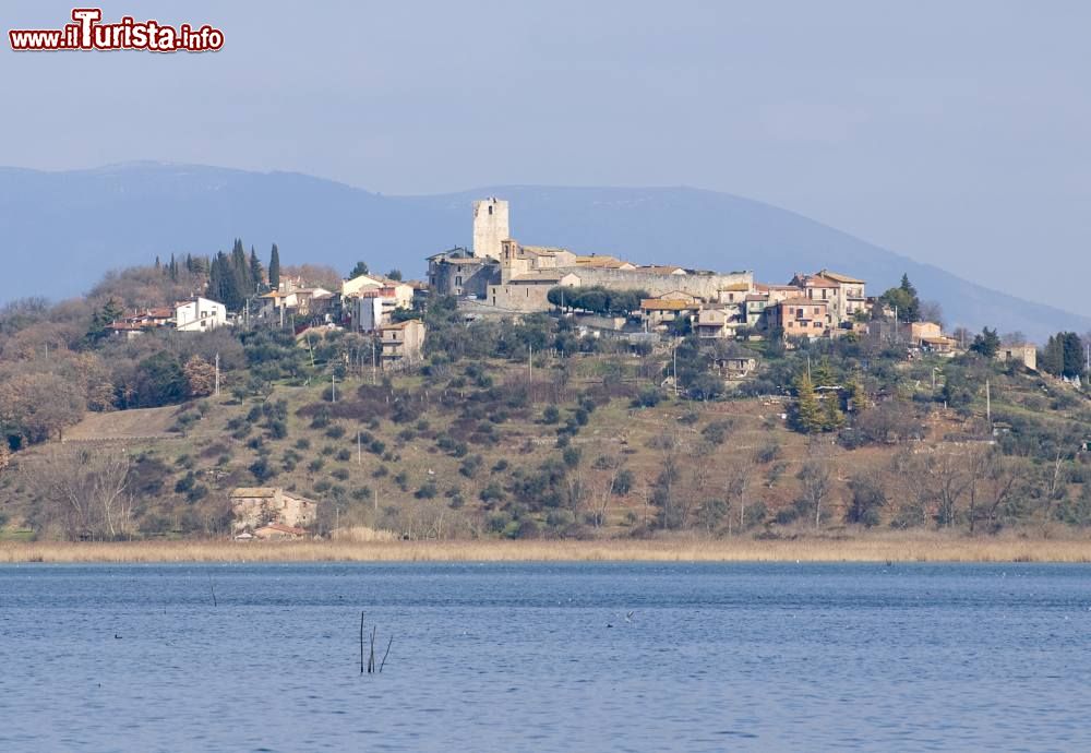 Immagine Il borgo di San Savino fotografato dal Lago Trasimeno in Umbria - © Toccione82 - CC BY-SA 3.0, Wikipedia