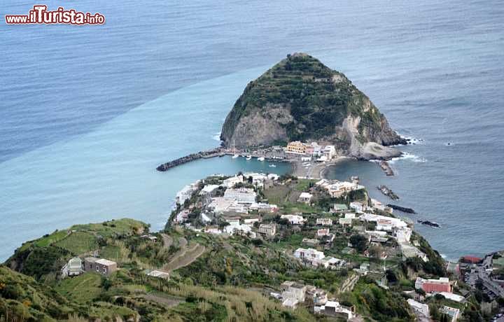 Immagine Il borgo di Sant'Angelo fotografato dal comune di Serrara Fontana, isola d'Ischia - © Wikipedia