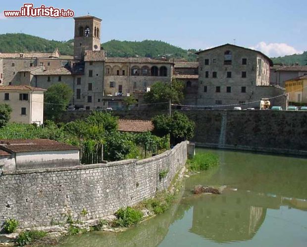 Immagine Il borgo di Sant'Angelo in Vado sul fiume metauro nelle Marche - © Joergsam - CC BY-SA 3.0 - Wikipedia