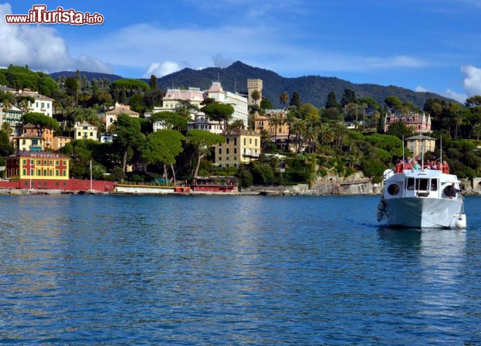 Immagine Il borgo ed il castello di Santa Margherita Ligure fotografati dal mare - © MagSpace / Shutterstock.com