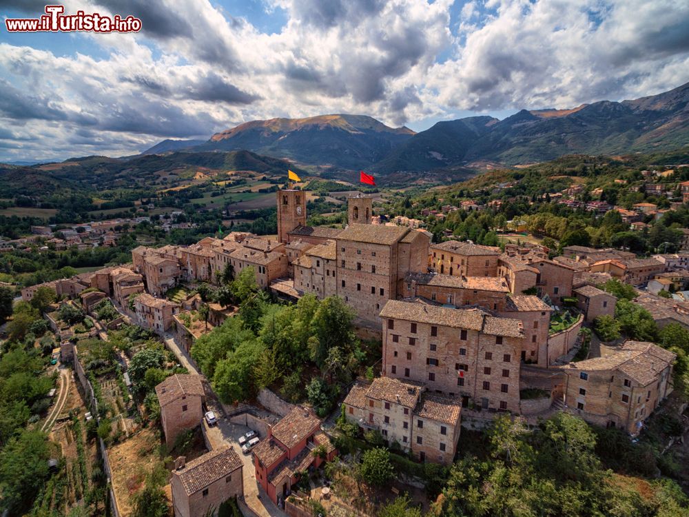 Immagine Il borgo di Sarnano nelle Marche nei Monti Sibillini, provincia di Macerata.