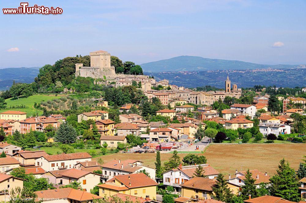 Immagine Il borgo di Sarteano si trova in Valdichiana, provincia di Siena (Toascana) - © LianeM / Shutterstock.com