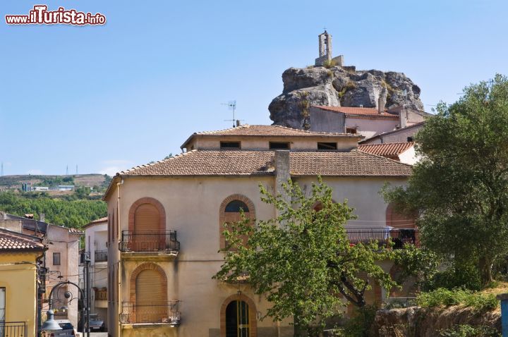 Immagine Il borgo di Satriano di Lucania, Basilicata, in una giornata di sole - © Mi.Ti. / Shutterstock.com