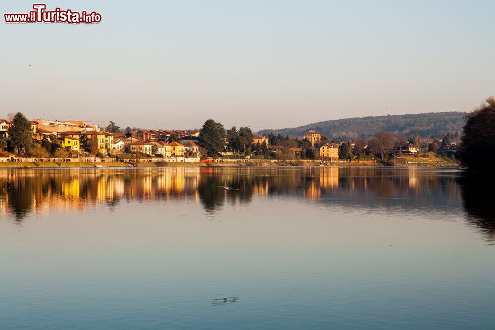 Immagine Il borgo di Sesto Calende, si trova alla fine del Lago Maggiore, dove il Ticino riprende il suo corso verso il fiume Po in Lombardia.