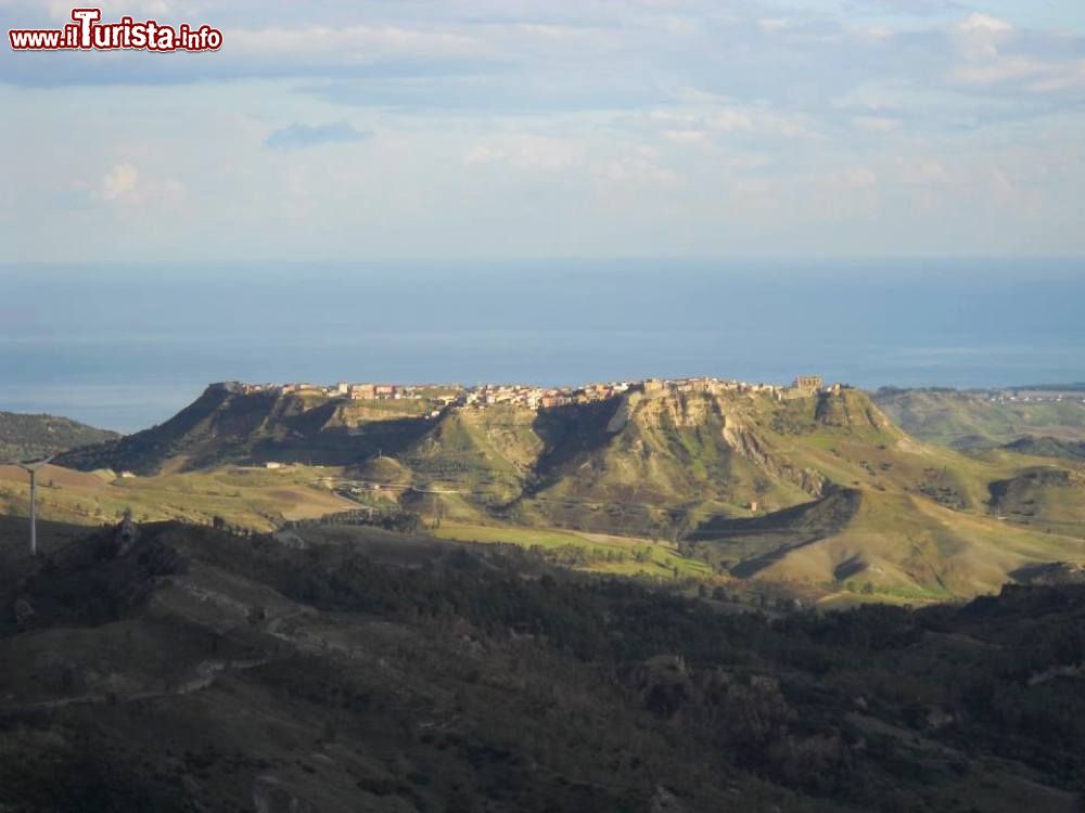 Immagine Il borgo di Strongoli sulle coste ioniche della Calabria. Questo pittoresco centro del Crotonese sorge su un colle a pochi chilometri dal Mar Ionio; il suo territorio è abbastanza fertile e produttivo: l'agricoltura è alla base della sua economia - © RennyDJ, CC BY-SA 3.0, Wikipedia