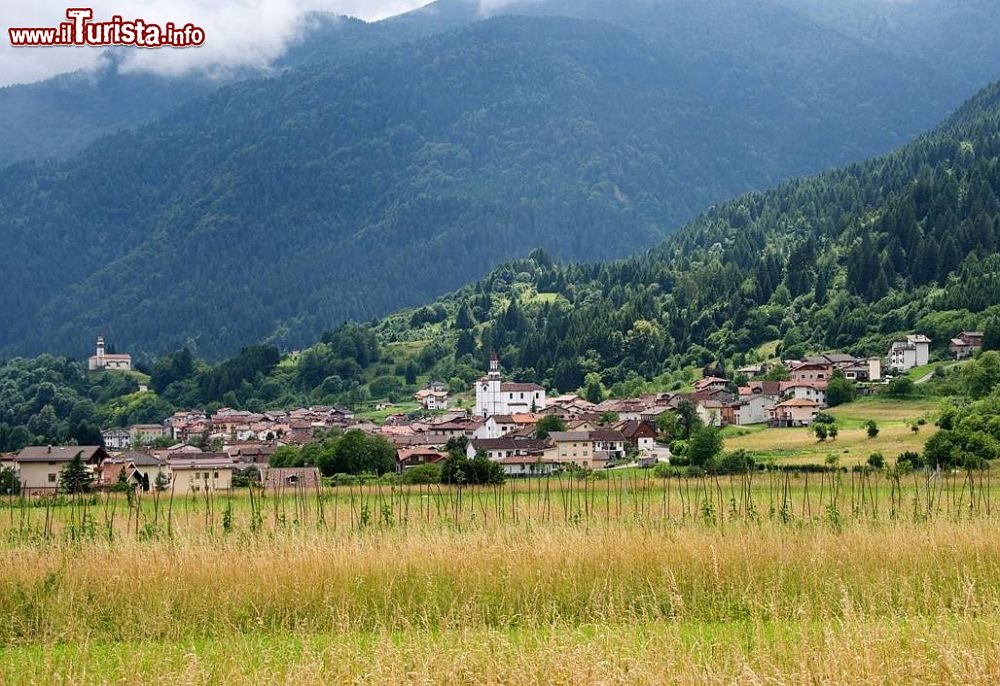 Immagine il borgo di Sutrio uno dei borghi autentci d'italia in Carnia (Friuli Venezia Giulia) Di SistoZ di Wikipedia in italiano, CC BY 3.0, Collegamento