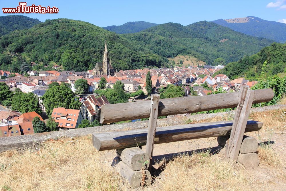 Immagine Il borgo di Thann e la sua cattedrale gotica visti dall'alto delle colline alsaziane, Francia.